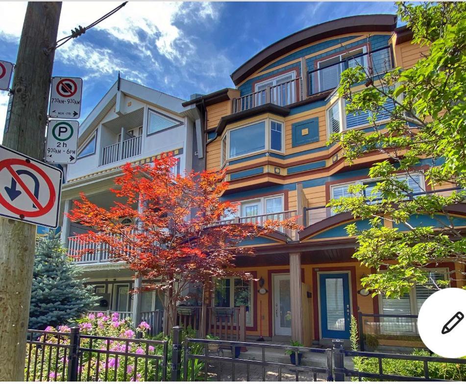 Stunning Rooms In Townhouse Across The Beach Toronto Exterior photo